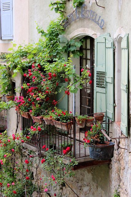 En dröm vore ju annars en balkong som hämtad från Paris med snirkliga räcken, underbar utsikt, och så massa rosor. Skulle aldrig lämna balkongen.