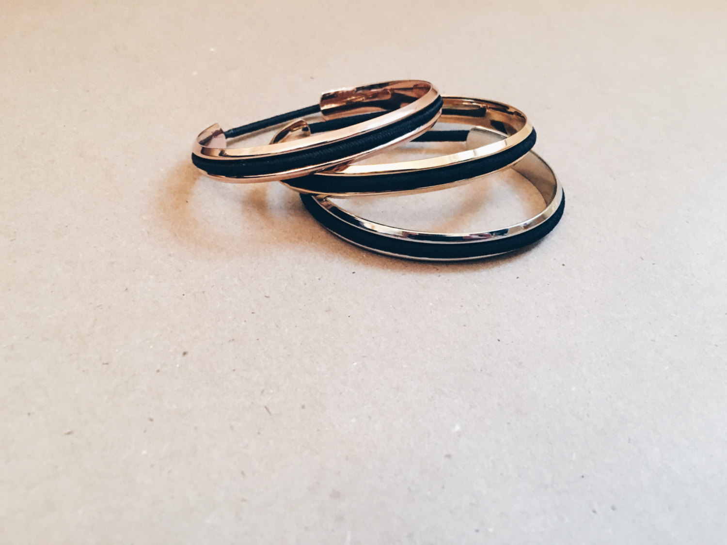 Såna här har jag läst om tidigare och tyckte var så himla fiffigt. Det är alltså ett armband/bangle som man enkelt kan trä sin tofs på, istället för att tofsen ska sitta på handleden. Så smart! Särskilt för en som jag som behöver ha med sig tofs överallt men det inte alltid är så snyggt att ha på armen.